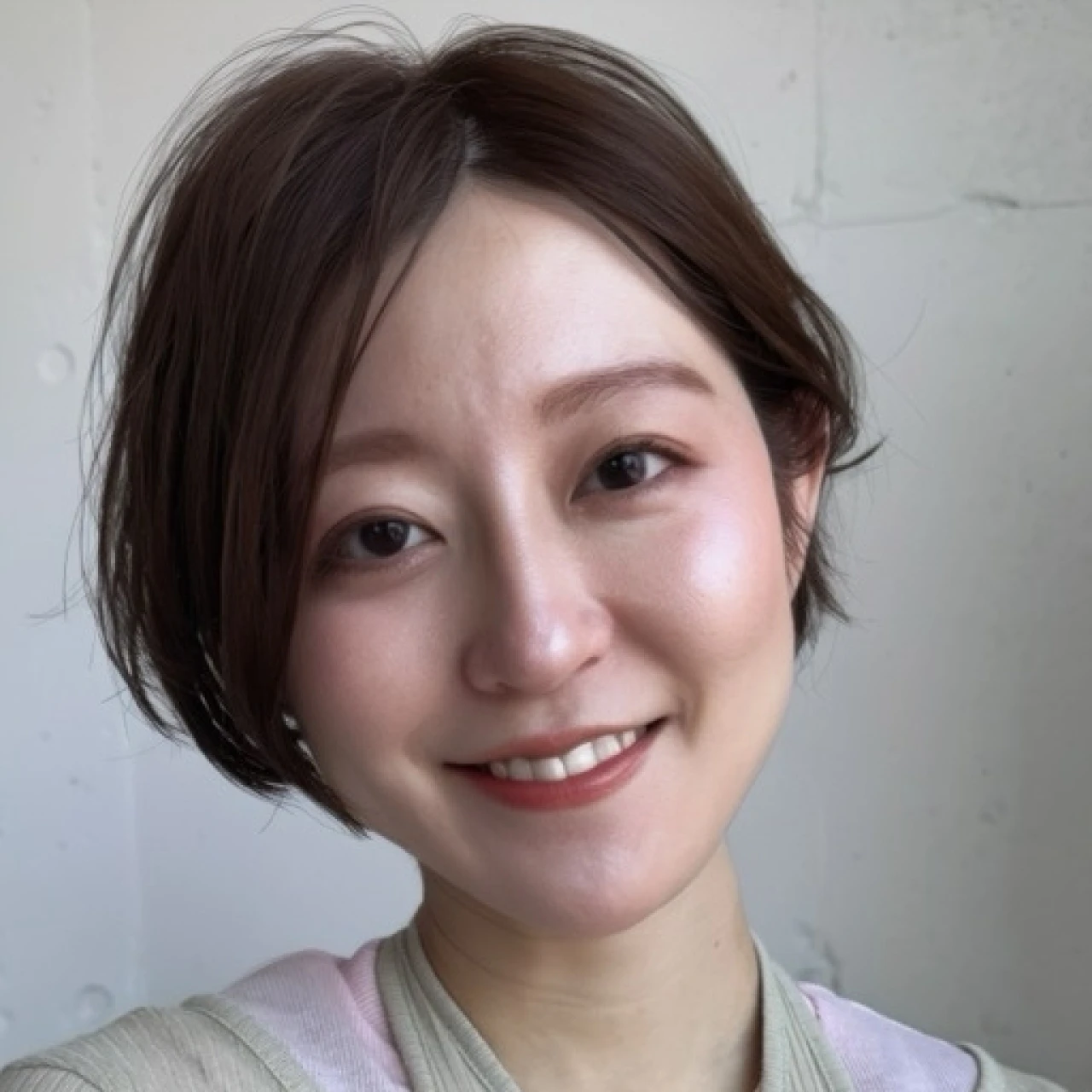 【2026年大人のボブ】髪を耳にかけたときも美しく見えるキュートな前下がりボブ