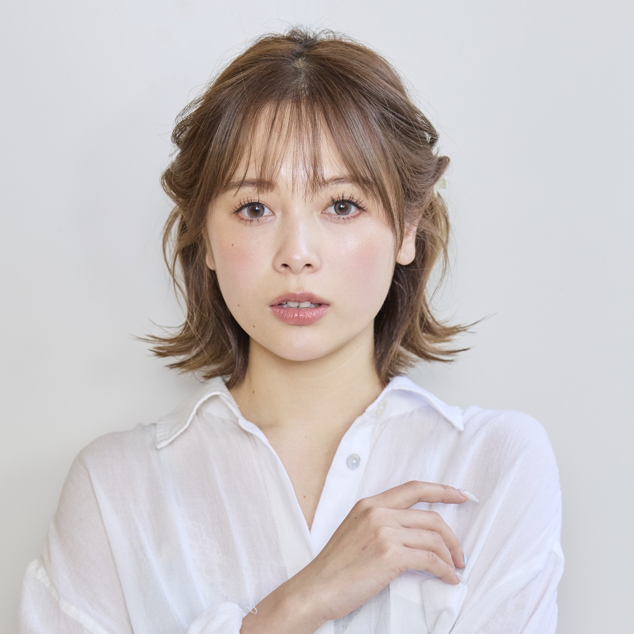 【2026年夏の湿気で髪が広がりにくいヘアアレンジ】ねじって留めるだけ！ 簡単華やぎミディ