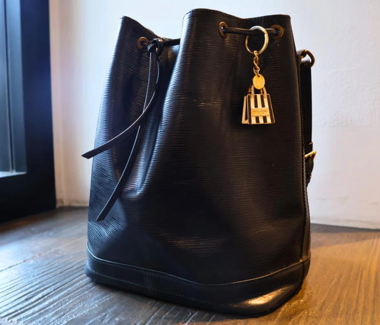 【LOUIS VUITTON（ルイ・ヴィトン）】バケツバッグにHENRI BENDELのチャームで大人モノトーンな"バッグインバッグ" #ファッション部