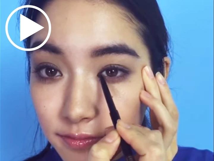 バーガンディで、目もとにセンシュアル〈1〉