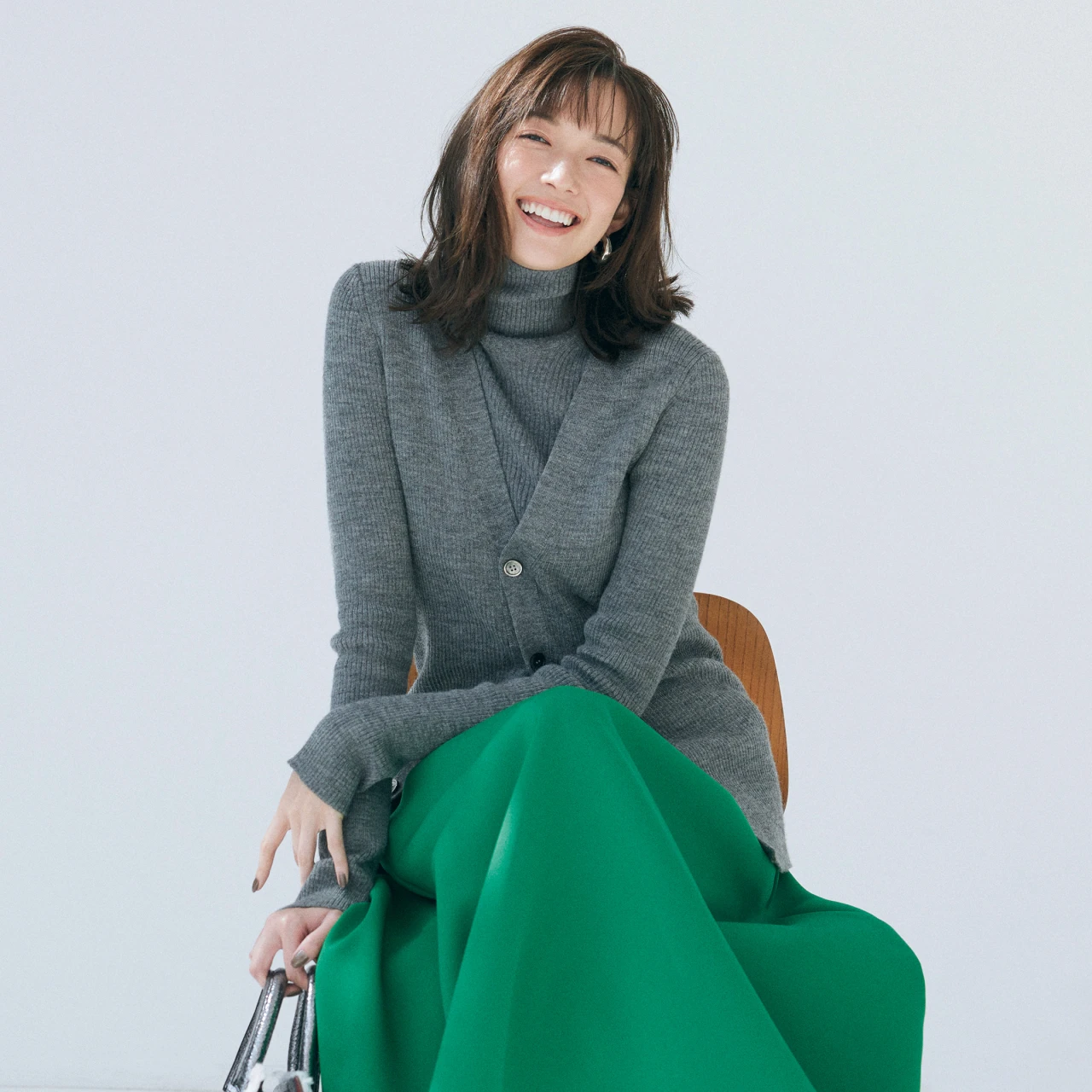 【佐藤栞里、大人はハイネックニットを味方につけて】アンサンブルスタイルで会社の素敵先輩に