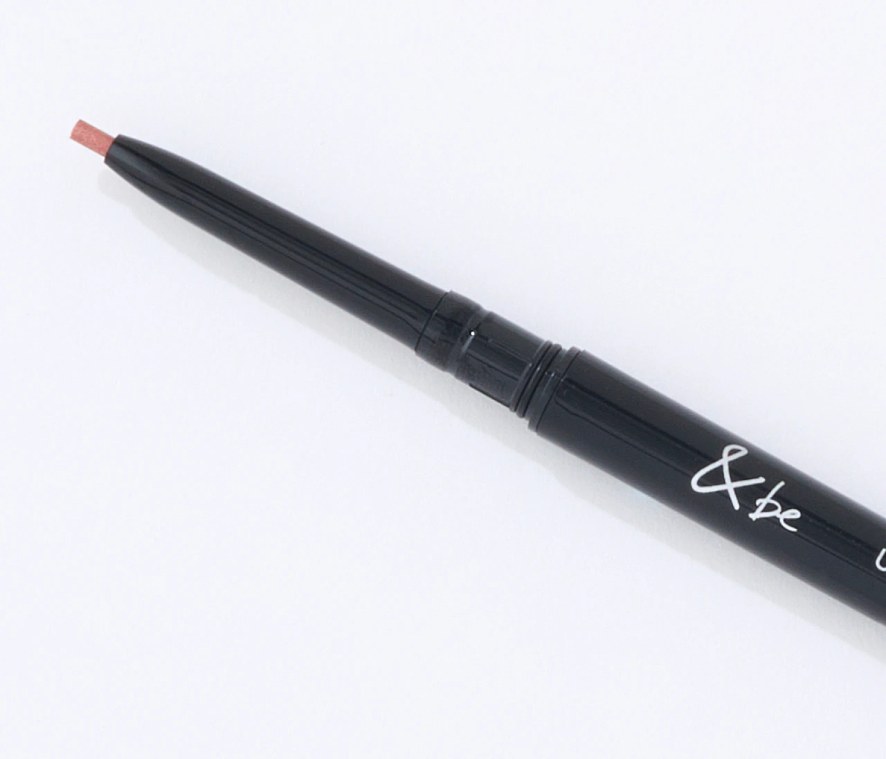 白目が映える!? アンドビーの「アンダーアイライナー」で下まぶたにレフ板、クリアな瞳に！【30代の三つ星プチプラコスメ】