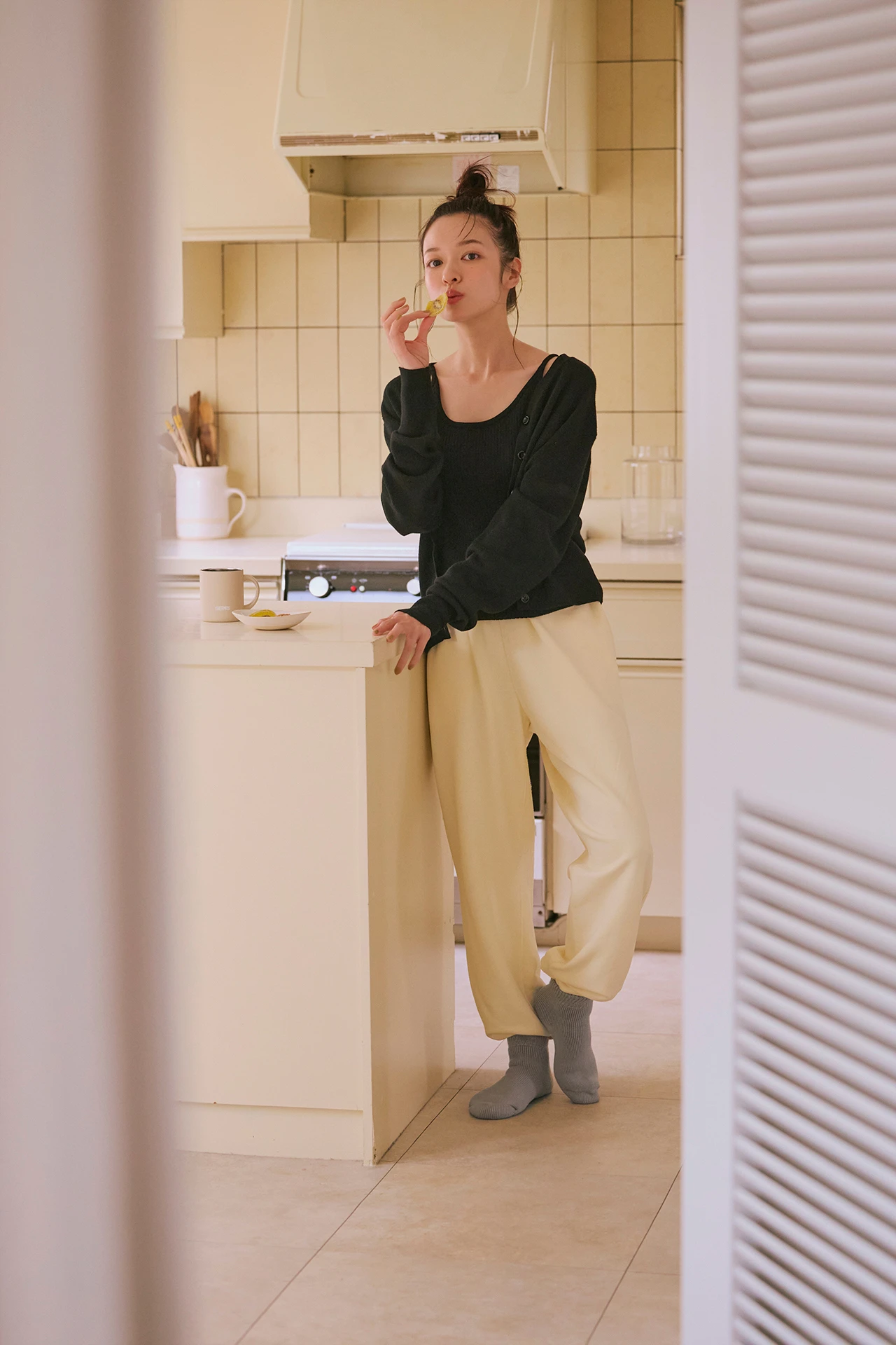 森 絵梨佳　寝る前のくつろぎ時間もあったかルームソックスがあれば温かい