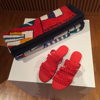 あのエルメスに「お洒落すぎるビーサン」登場！？