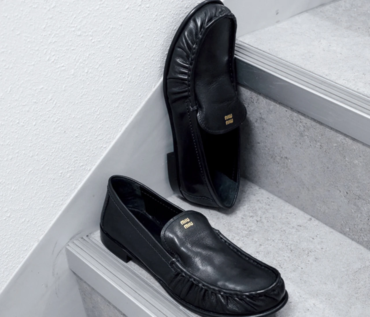 ミュウミュウの新作ローファー＆フェラガモのアイコンシューズの新デザインに注目【ハイブランドの秋冬新作シューズ】
