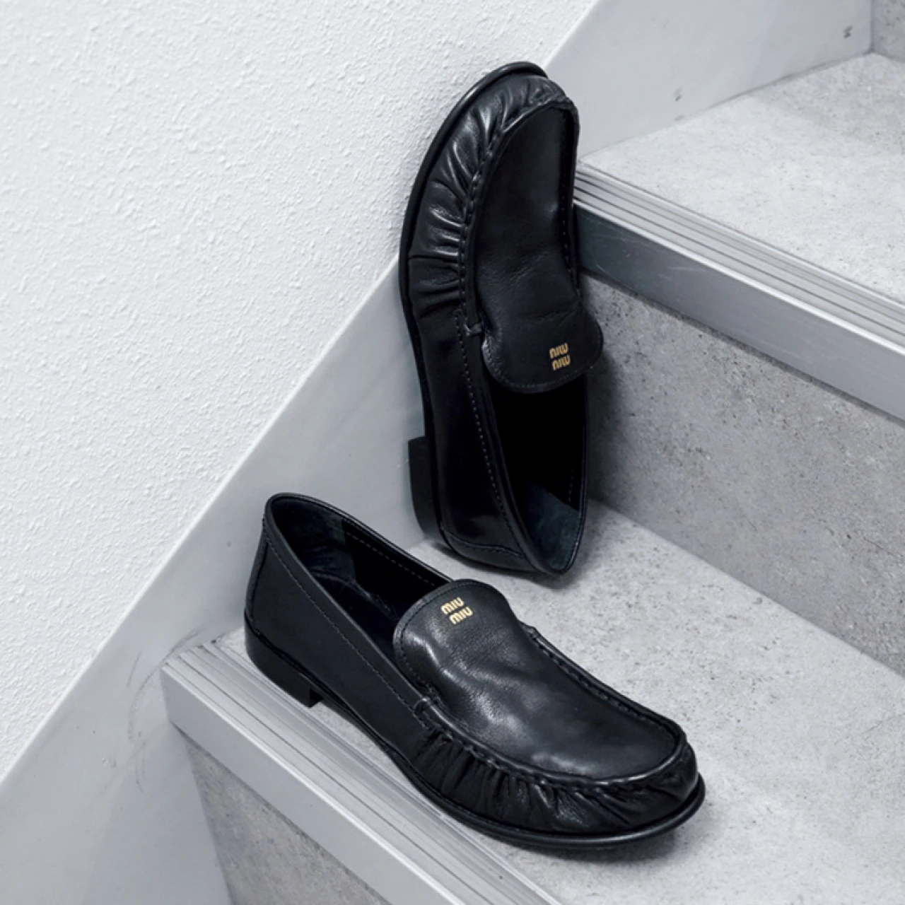 ミュウミュウの新作ローファー&フェラガモのアイコンシューズの新デザインに注目【ハイブランドの秋冬新作シューズ】