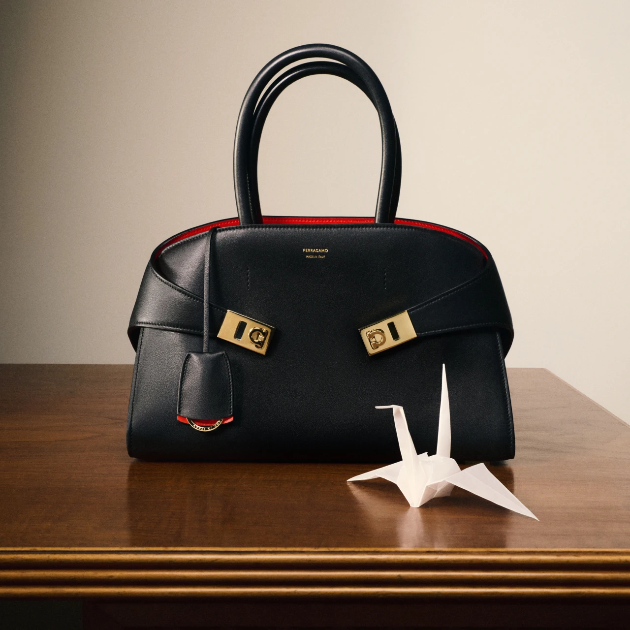 【FERRAGAMO(フェラガモ)】バレンタインデーを祝福するキャンペーン「Hug Me Close – 想いをそっと抱きしめて」で素敵なギフトを見つけて♡