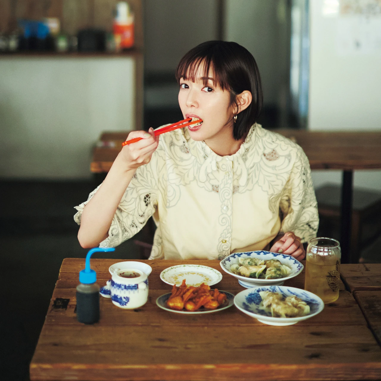 駒込のレトロモダンな台湾料理店「also」で佐藤栞里が台湾ワンタンに舌鼓【もぐもぐしーさんぽ】