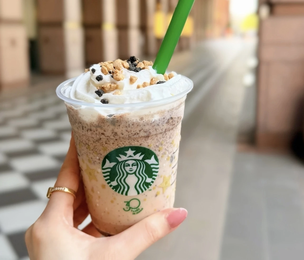 【スタバ新作】名作フラペチーノが復活！クッキー1枚まるごと「THEフラペチーノ of チャンキークッキー」