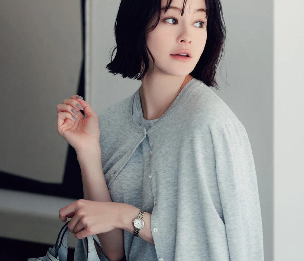 予想最高気温22度／レディなアンサンブルに華奢な腕時計をアクセサリー感覚で【BAILA今日のコーデ】