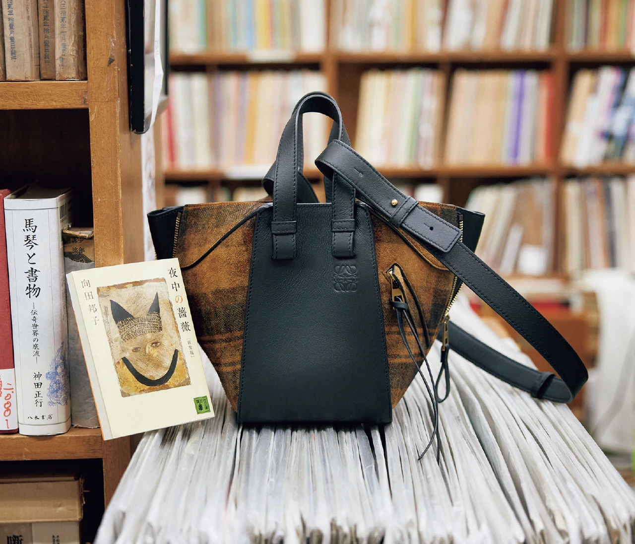 【ロエベ】名品バッグ「ハンモック」の新作は、上質な秋の到来を予感させるチェック柄