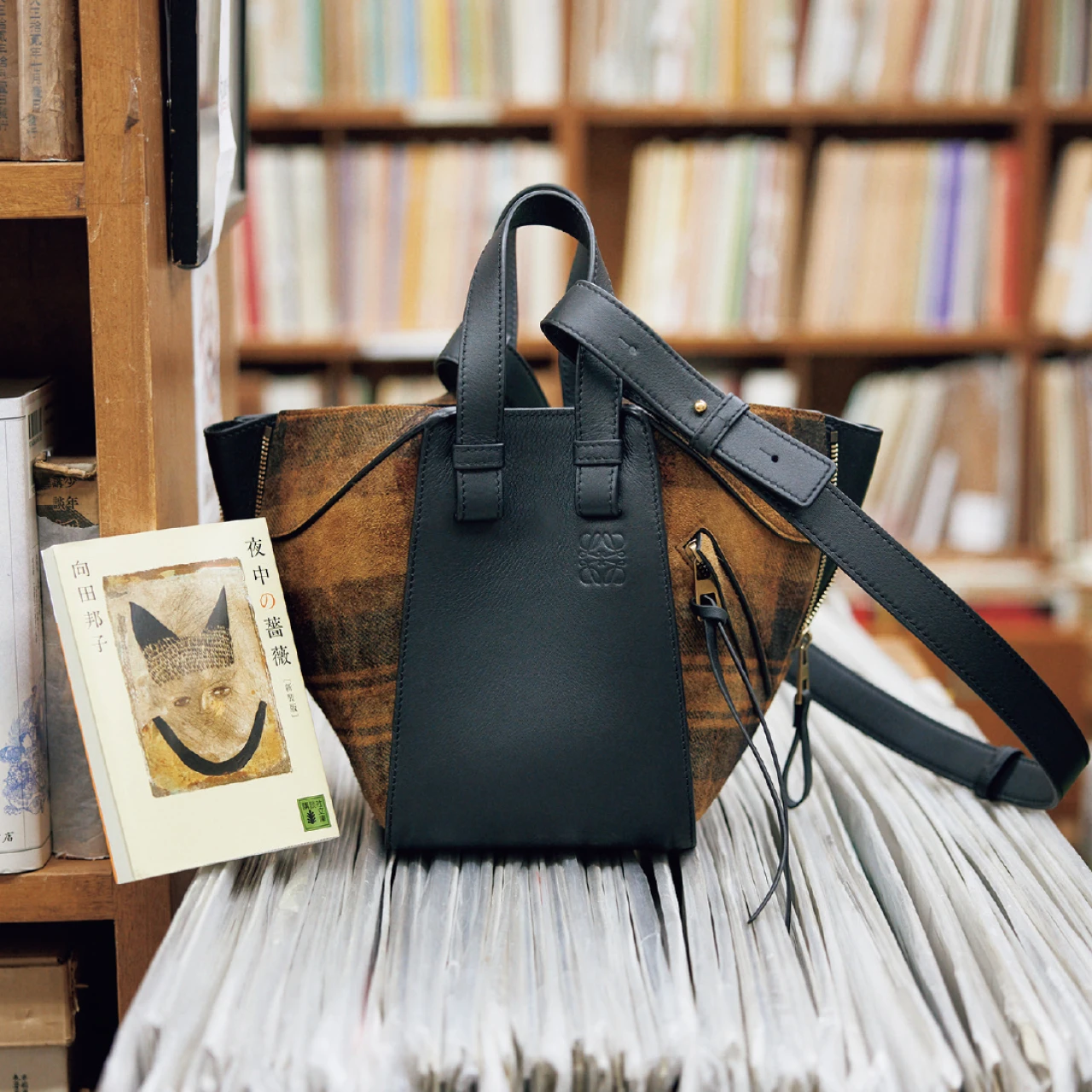 【ロエベ】名品バッグ「ハンモック」の新作は、上質な秋の到来を予感させるチェック柄