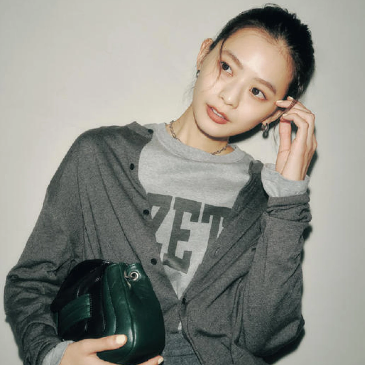 同僚から一目置かれるオフィカジは、「まじめニット」×「キャッチーなロゴT」が最適解!