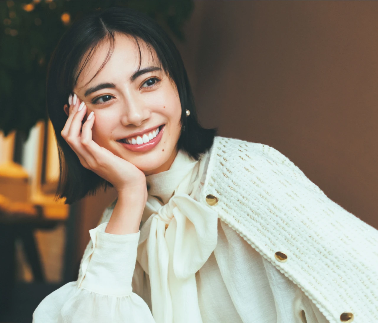 仕事終わりのお疲れ顔をパッと明るく！飲み会シーズンはレフ板効果のある白トップスが活躍