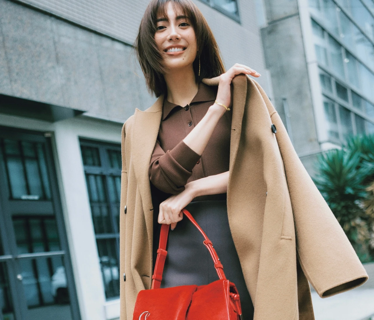 【スリットスカートコーデ】さりげない肌見せに大人の余裕を感じさせて【BAILA今日のコーデ】