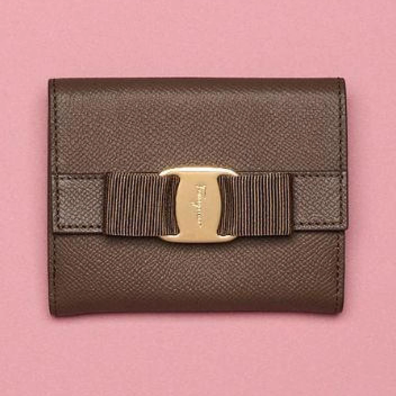 【2026年 最注目のブランド財布】バレンシアガ、ロエベ、フェラガモ。思いがけない出会いを運ぶ「キュンとするデザイン」の財布3選