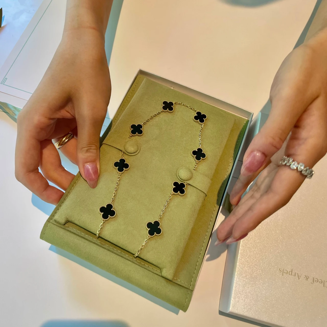 大人の甘さにちょうどいい【名品】ヴィンテージアルハンブラ10pネックレス