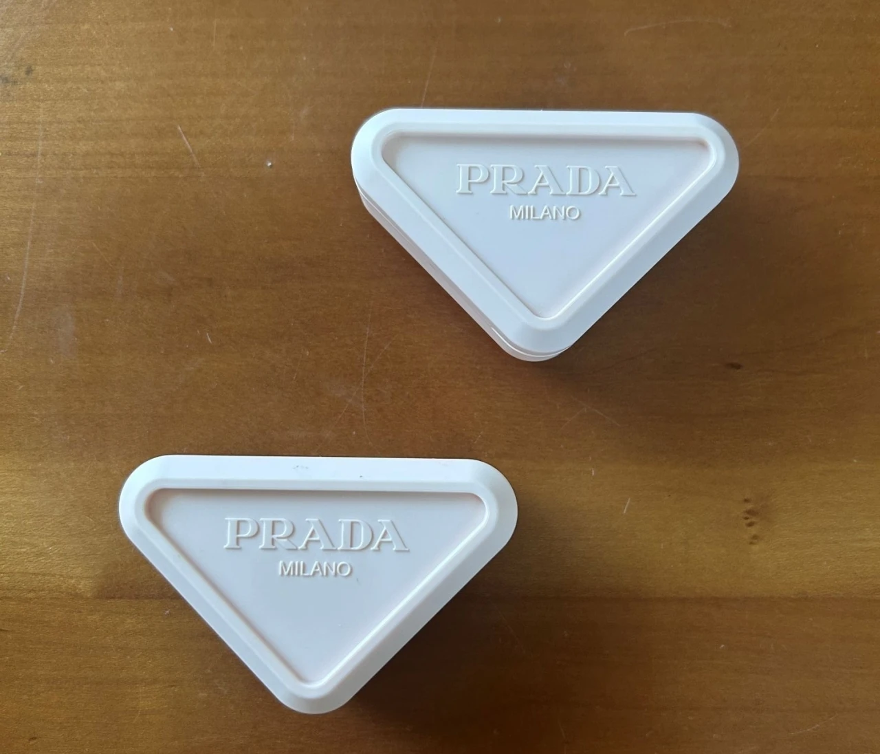 【プラダ ビューティ】クリームからパウダーに質感が変わり、自然な血色をかなえてくれる「プラダ タッチ」