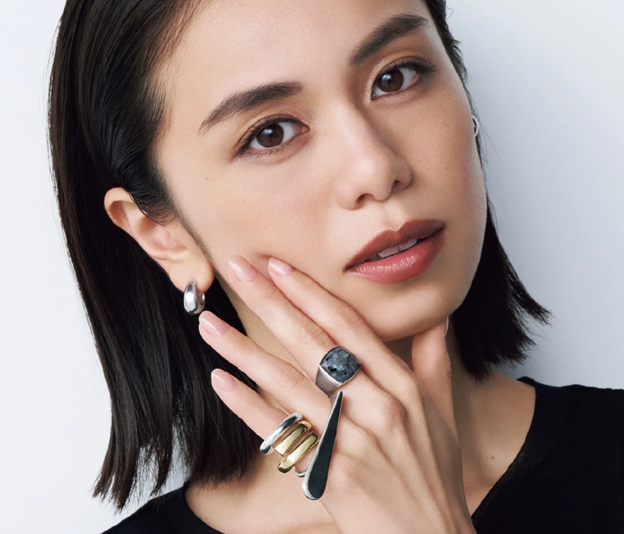 【旬リング、重ねづけの最適解】不ぞろいなバランスが今っぽい！大ぶりの地金リングを重ねづけ