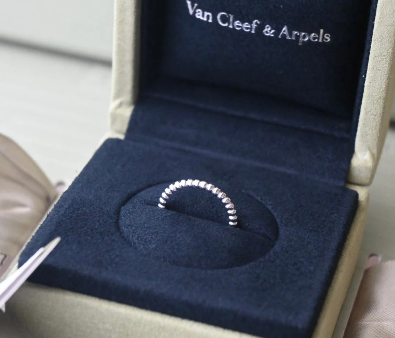 【ヴァン クリーフ＆アーペル】 「ペルレ」のリングを買いました！ 結婚指輪との重ねづけが気分♡【エディターズピック】