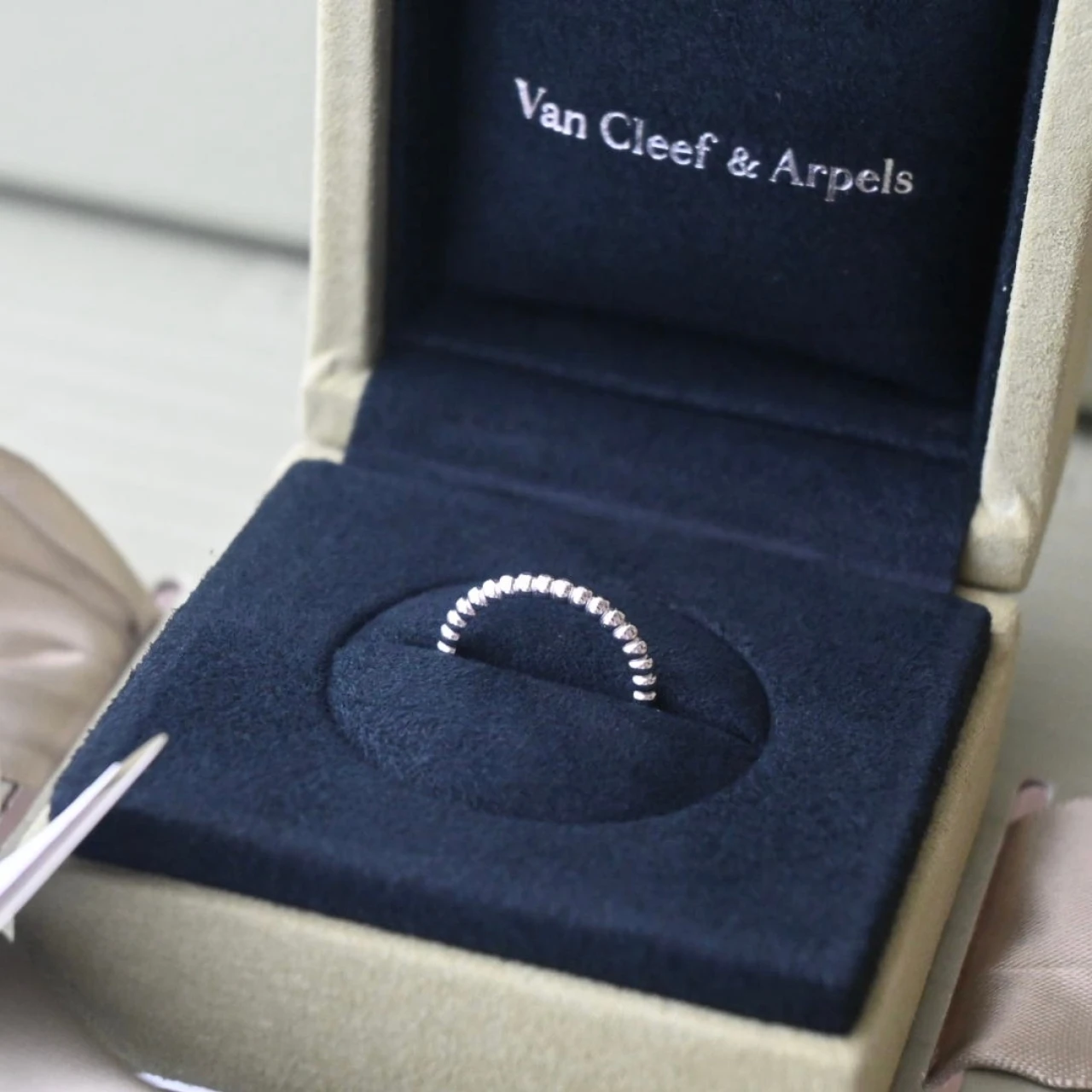 【ヴァン クリーフ＆アーペル】 「ペルレ」のリングを買いました！ 結婚指輪との重ねづけが気分♡【エディターズピック】