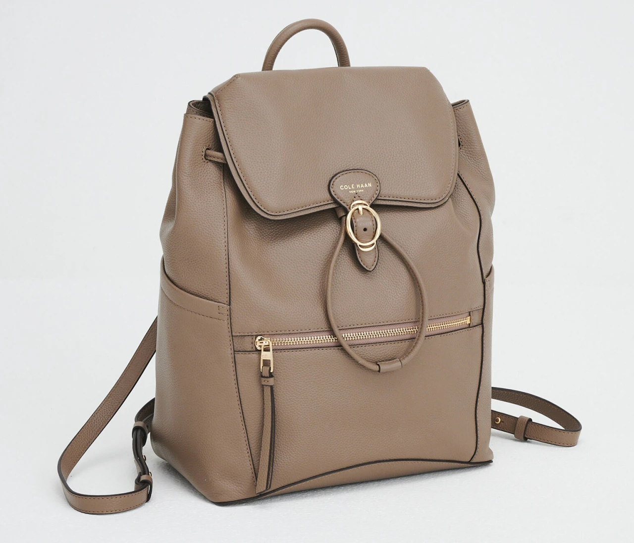 ジャケットスタイルに映える「コール ハーン」のレザーリュック【優秀通勤リュック】