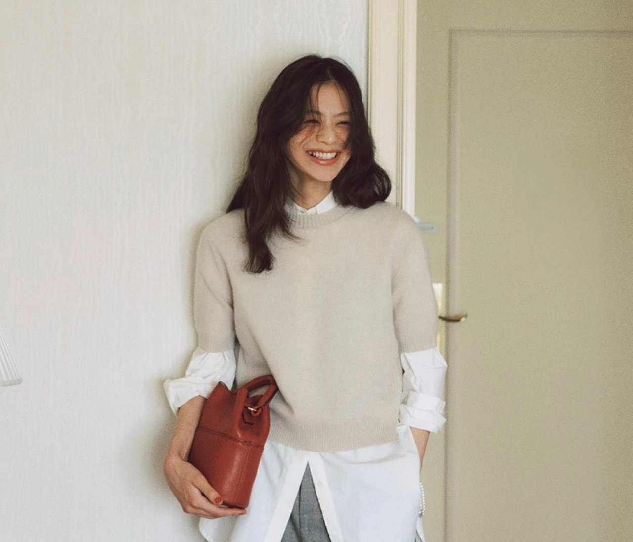 【半袖ニットコーデ】長袖シャツとの意外な組み合わせが今季最も旬なペア【30代働く女性 今日のコーデ】