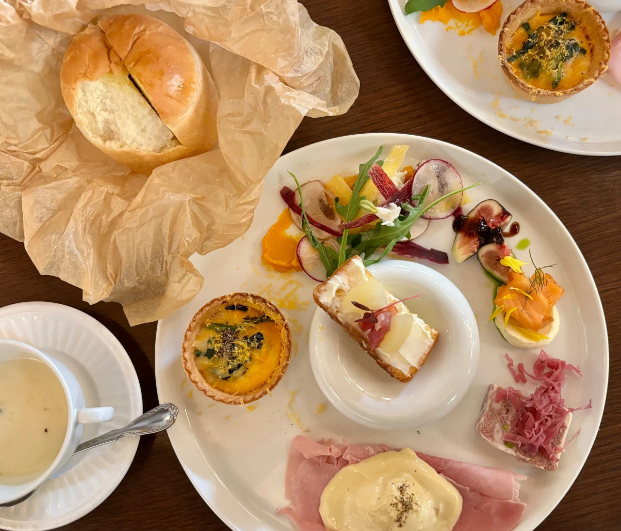 平日が狙い目！何度も行列で断念した丸の内カフェについにGO｜Café1894