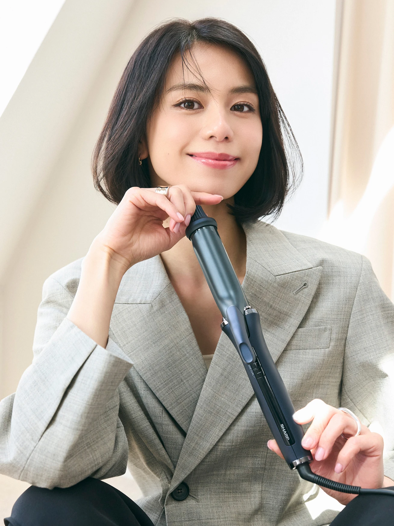 シャープのヘアアイロンを持つ佐藤晴美