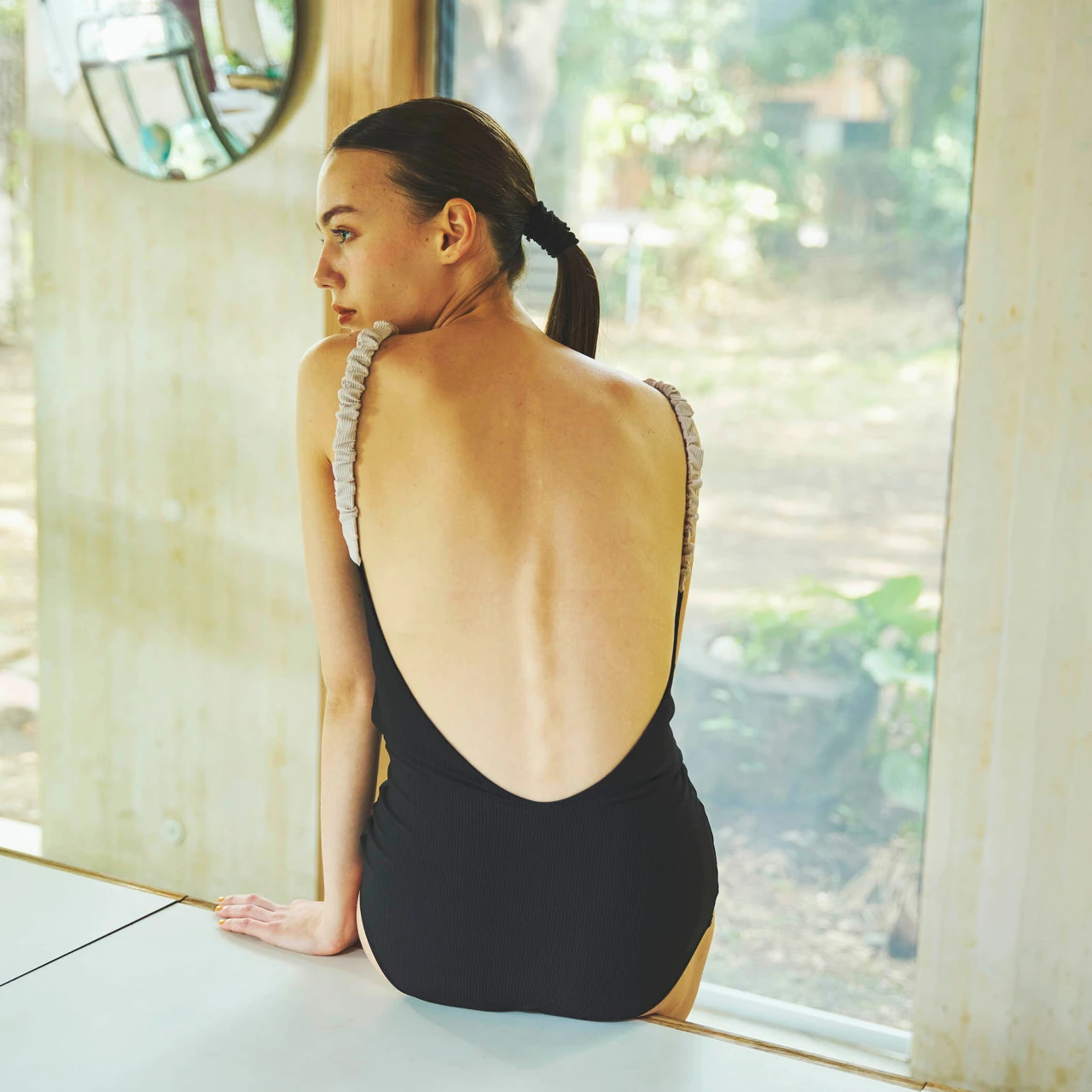 「null.」の新作ビーチラインが到着! 大人の女性を美しく見せるスイムウェアが充実