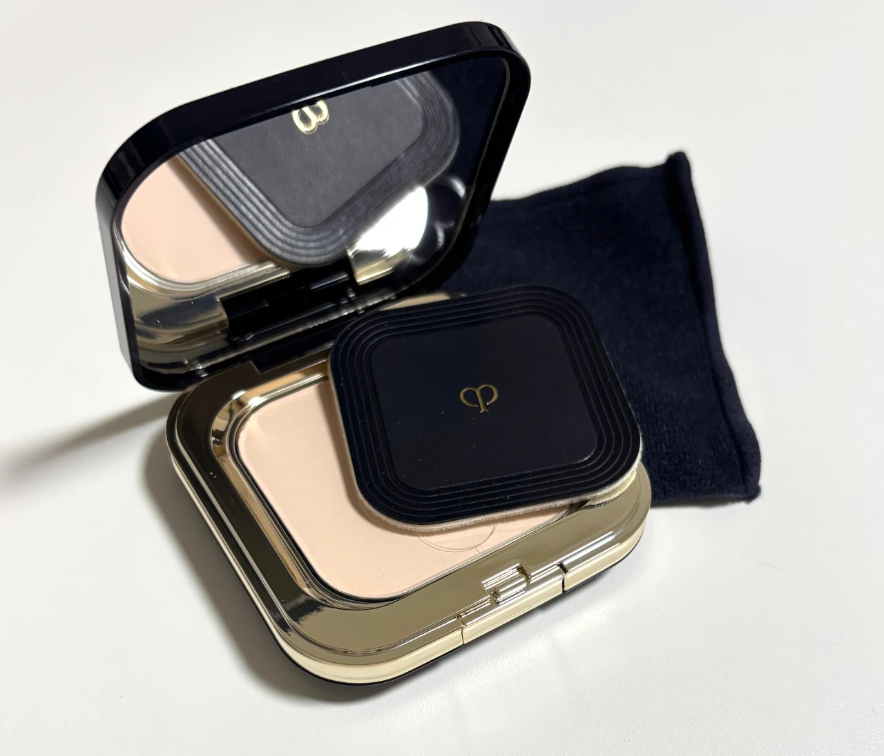 【クレドポーボーテ】人気パウダーをエレガンスと比較レビュー。”ほんわりヴェール肌”を叶えるフェイスパウダー