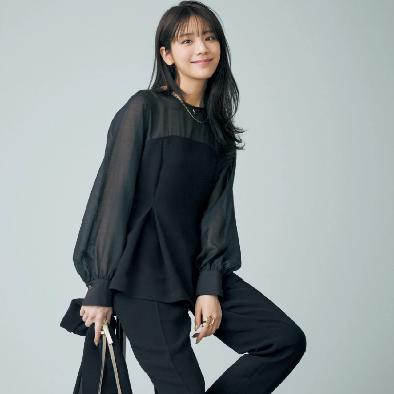 予想最高気温26度/シックに決まる!ダークカラーの“カセット服”が重宝【BAILA今日のコーデ】