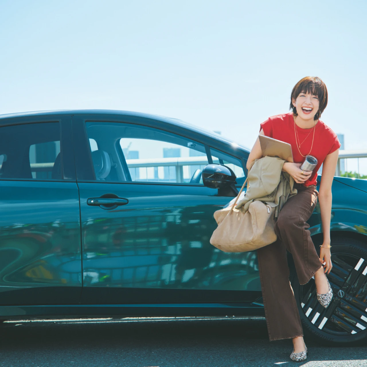 忙しい大人の通勤は、動きやすくて今っぽいデニムと日産「ノート オーラ e-POWER」で軽快に