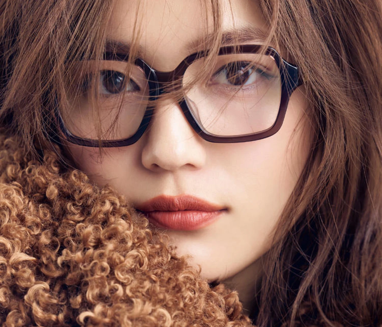 【川口春奈の2026最旬アイウェア〈まとめ〉】冬こそ軽やかに楽しみたい！