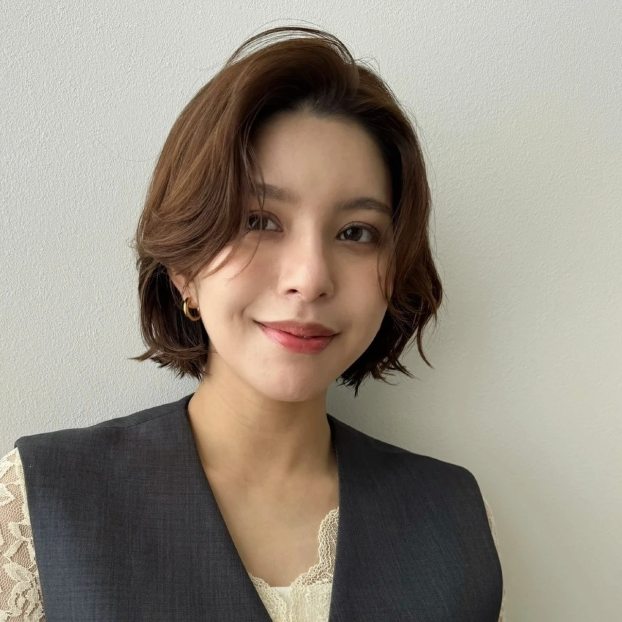 【2026春大人のボブ】毛先を遊ばせた華やかニュアンスボブでオフィスでも浮かない上品さを