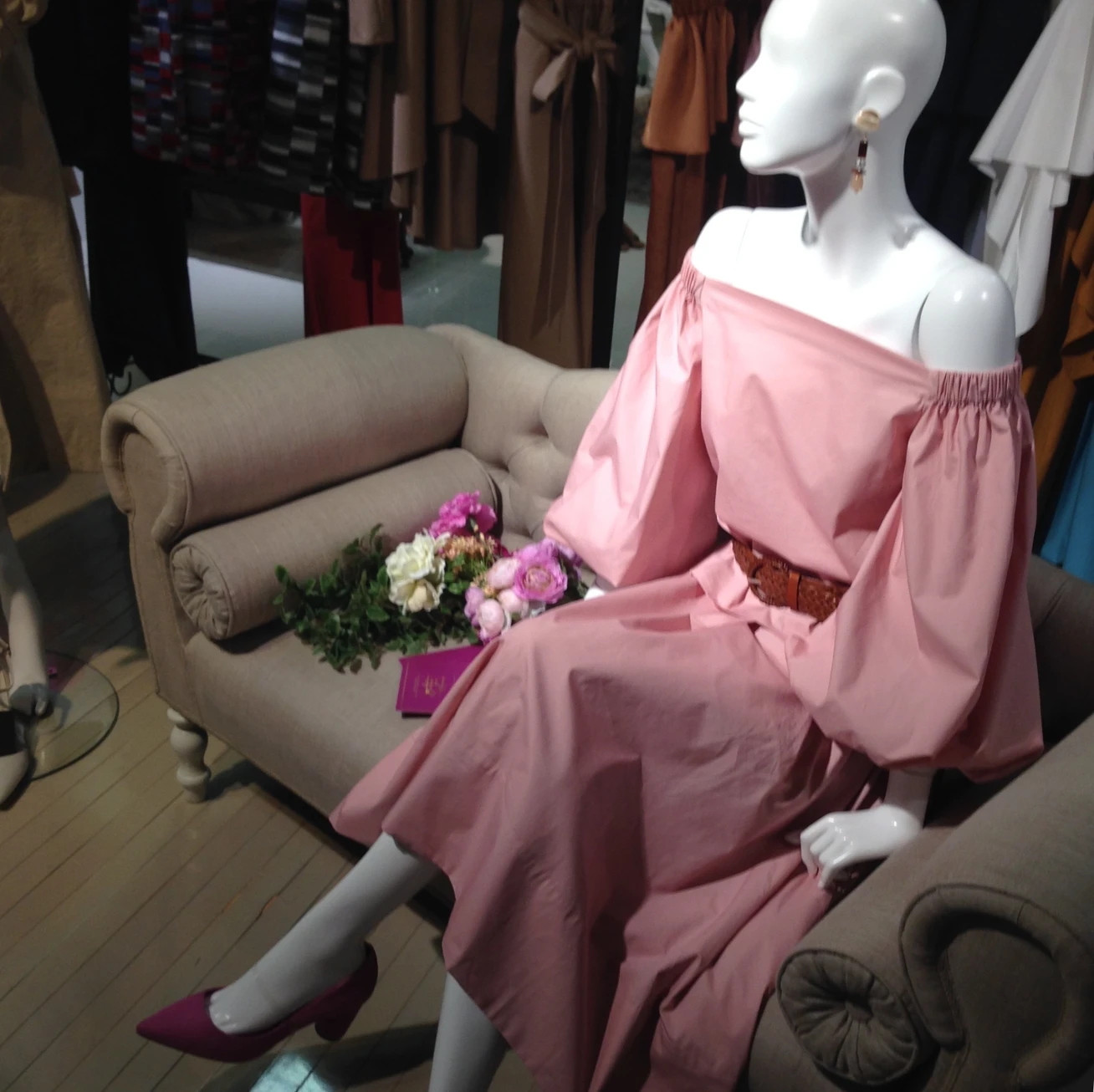 オフショル、袖コン、裾揺れフレアは、春夏も継続トレンドみたい!