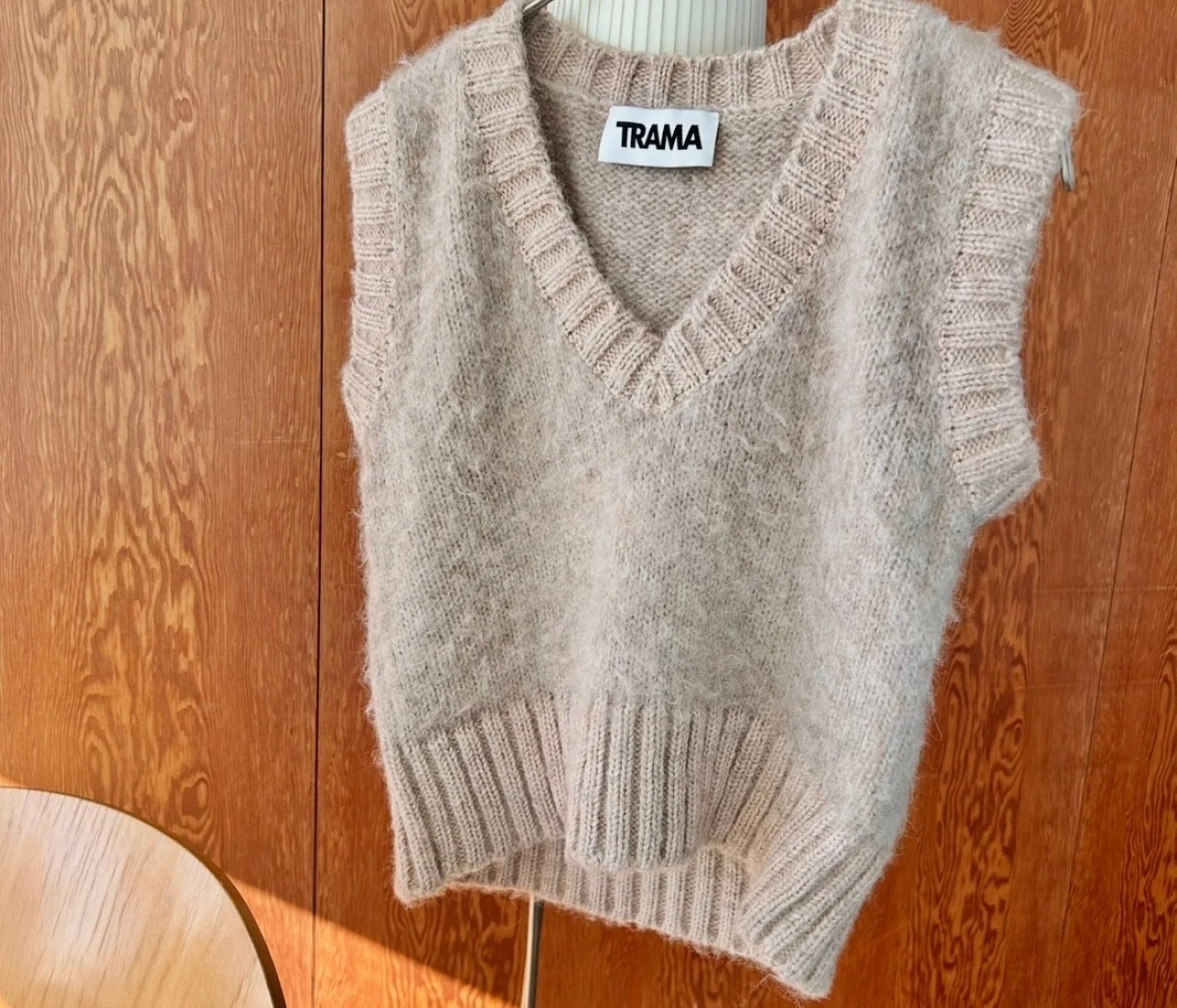 『TRAMA』のニットベストが、オフィスと外の寒暖差を救ってくれる！【エディターズピック】