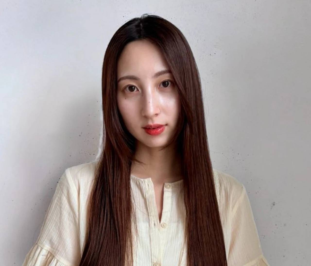 【2026年春夏トレンドヘアカラー】うるおいに満ちたツヤを演出！　上品なチョコレートブラウン