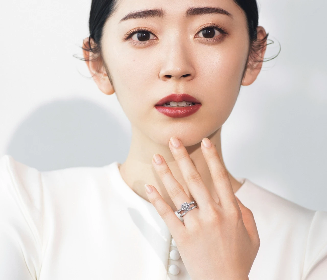 【 #鈴木愛理 がまとうシャネルのウエディングリング】感度の高い花嫁の手もとに、マドモアゼルが愛したカメリアの花を