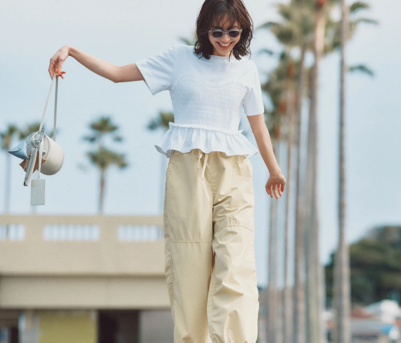 【SHIPS Primary Navy Label（シップス プライマリー ネイビー レーベル）】淡色の「カーゴパンツ」でこなれた雰囲気に！