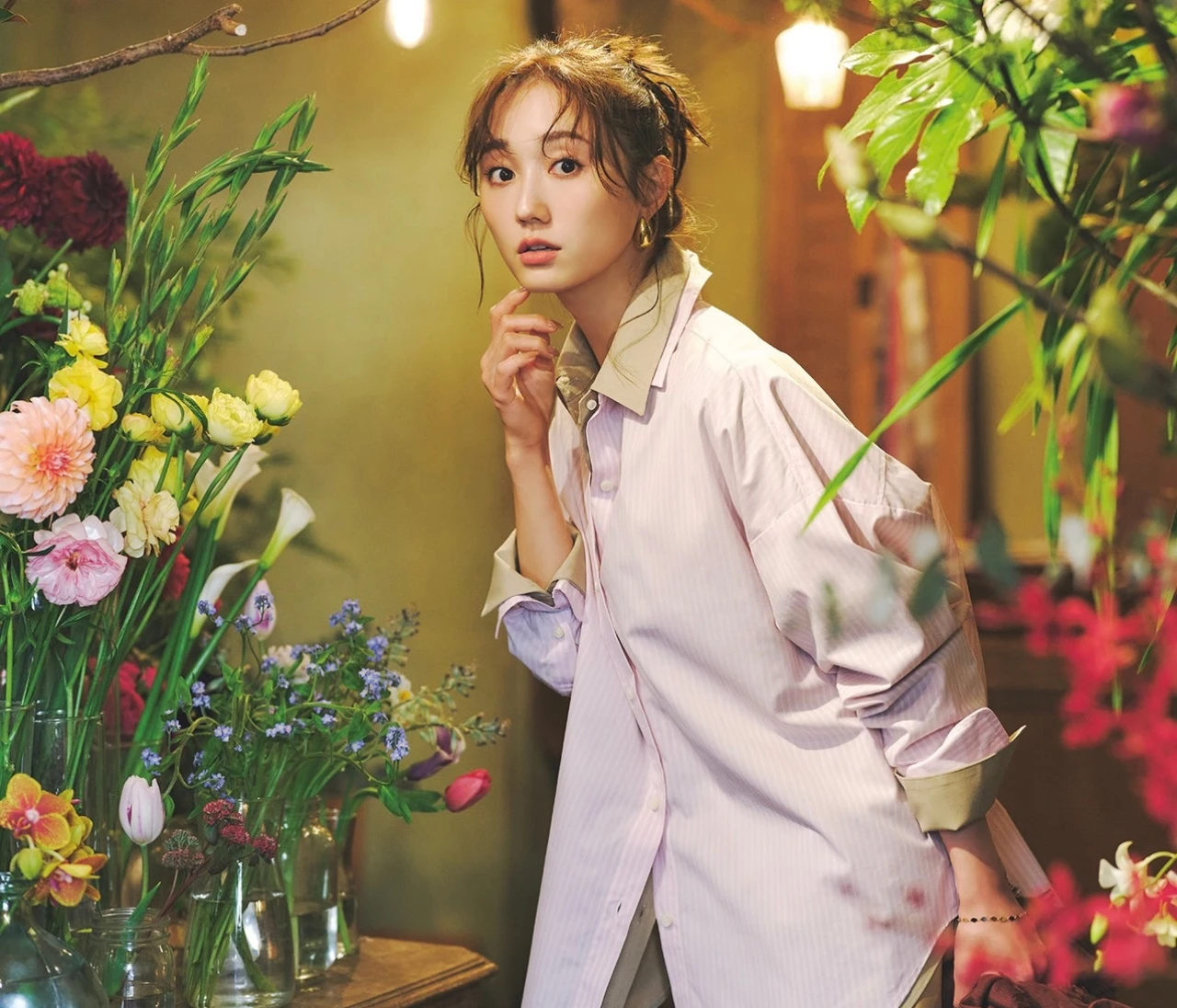 【シャツコーデ】2枚のシャツをレイヤード。洒落感を高めて！【BAILA今日のコーデ】