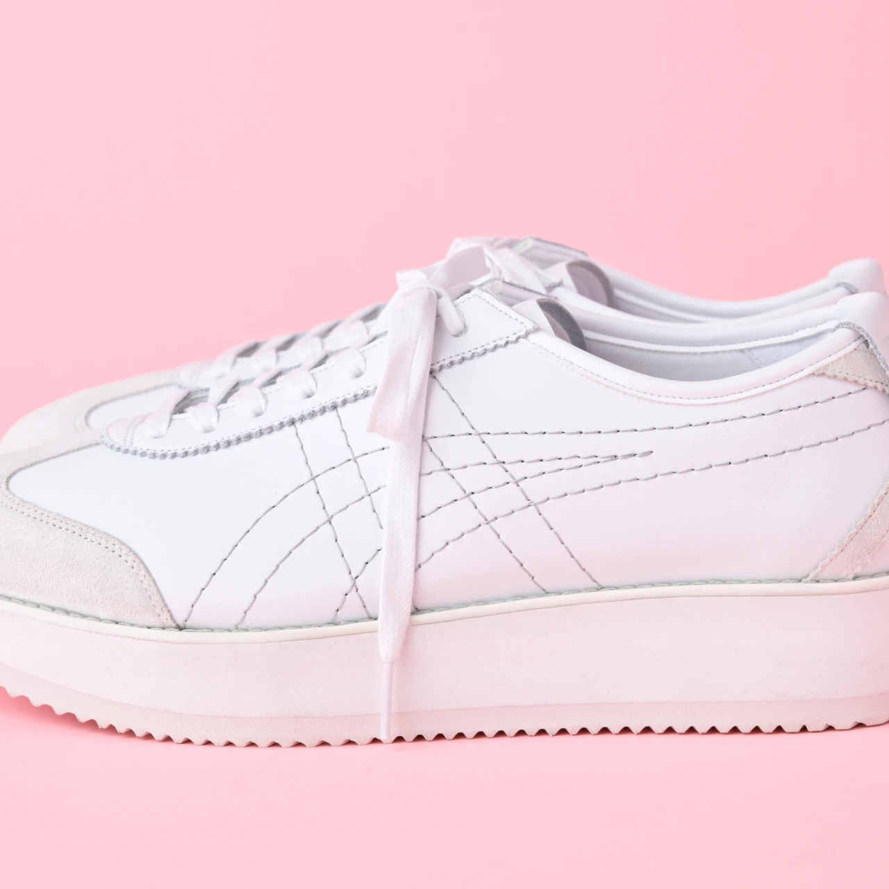 【オニツカタイガー 白スニーカー】着用レビューも! MEXICO 66 CHUNKは、通勤に最適な厚底スニーカー「きれいめ服に似合う白スニーカー vol.87」