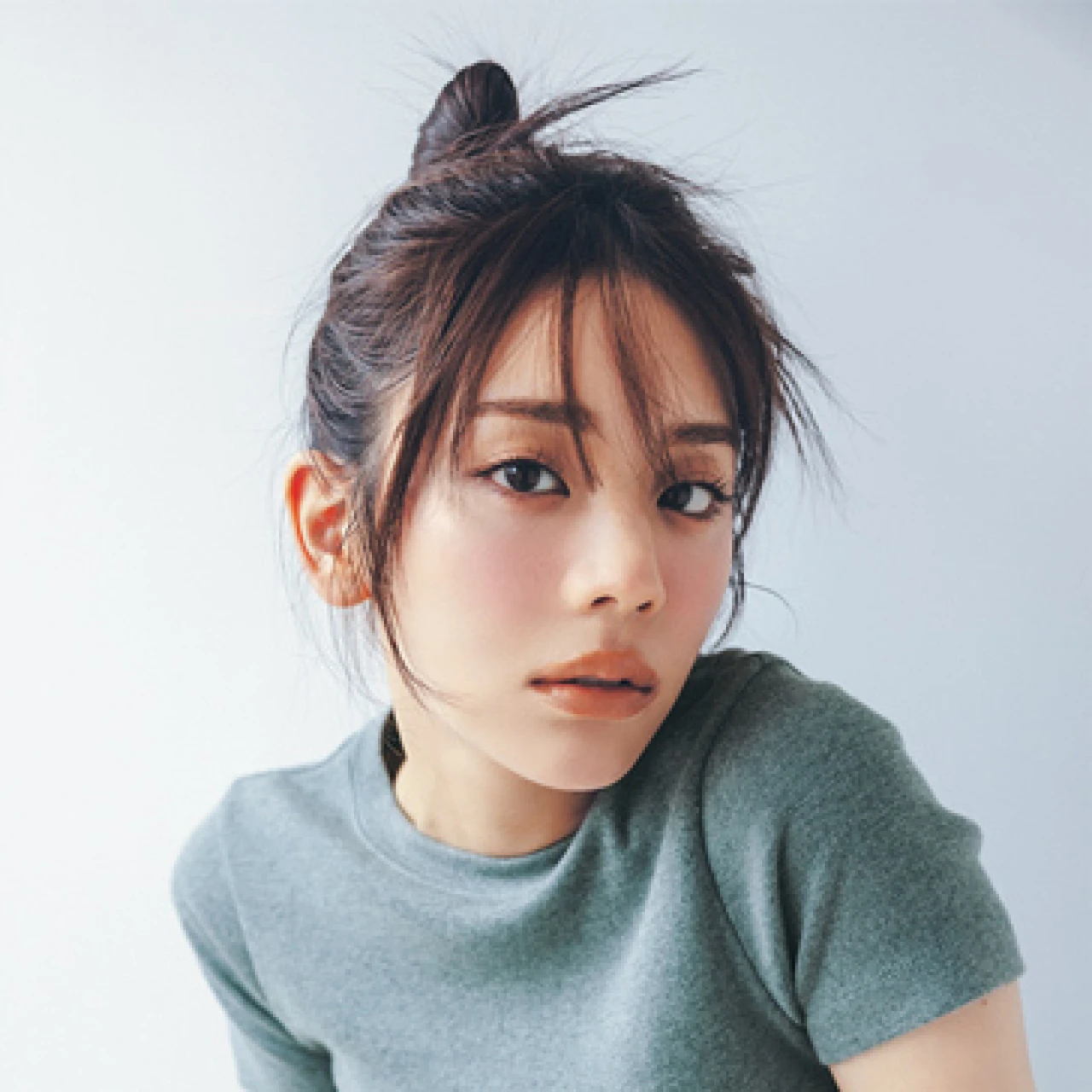 【Tシャツを着る日のメイクどうする？】“Tイチ”コーデの洒落ムードをつくるメイクテク8選