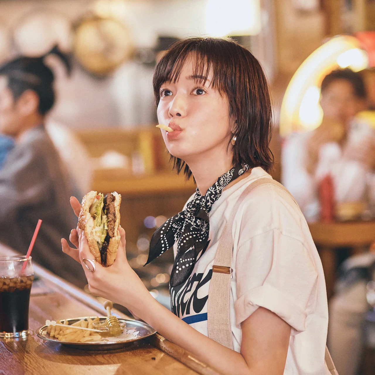 佐藤栞里が横須賀でボリューム満点の大人気バーガーに挑戦!「HONEY BEE(ハニービー)」へ【もぐもぐしーさんぽ】