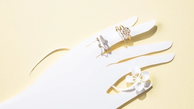 「指がきれいに見える」ウエディングリングの見つけかた【きゃしゃタイプ編】