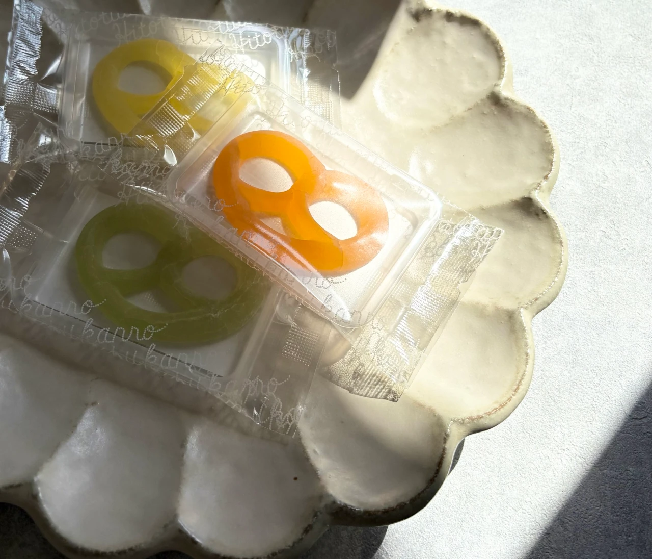 ASMRで話題！“パリッ×もちっ”がクセになる 次世代グミ「グミッツェル」を実食レポ♡