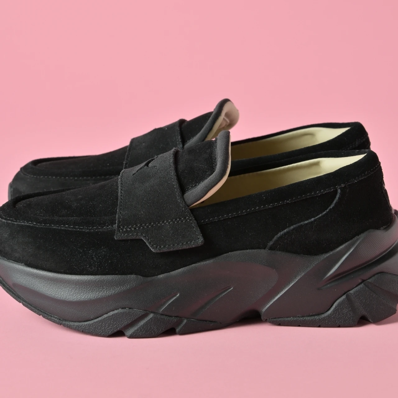 きちんと見えも履き心地も妥協なし！ 「PUMA（プーマ）」のローファースニーカー【きれいめ服に似合う黒スニーカー】