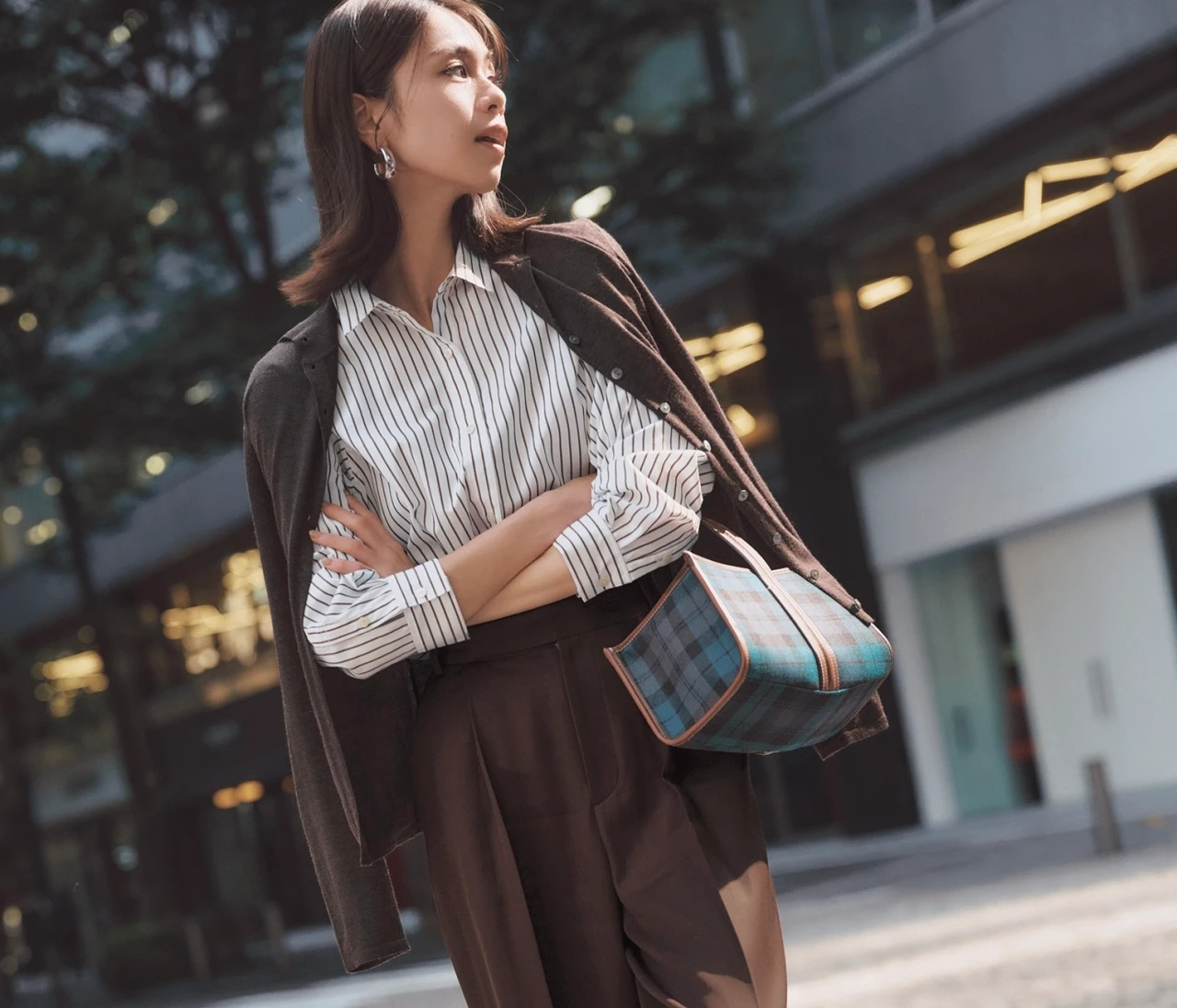 【スニーカーコーデ】茶系スニーカーがあればリッチで新鮮な表情に【BAILA今日のコーデ】