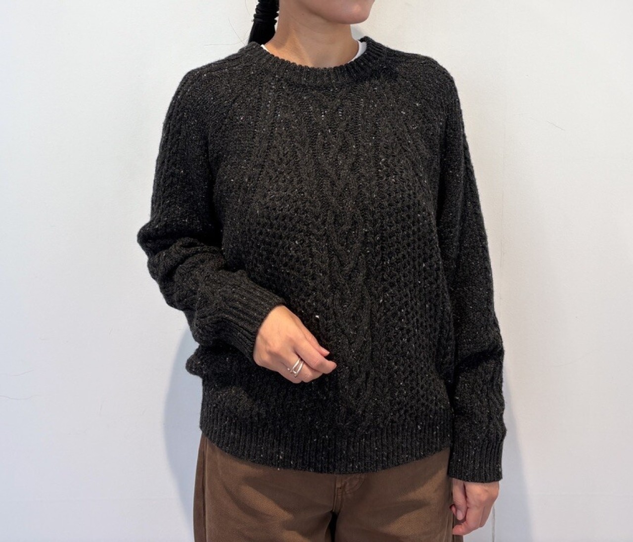 【UNIQLO（ユニクロ）】新作の「ローゲージケーブルクルーネックセーター」をライターが試着レビュー！よく見ると多色使いのグレーが可愛い #BAILA読む試着室