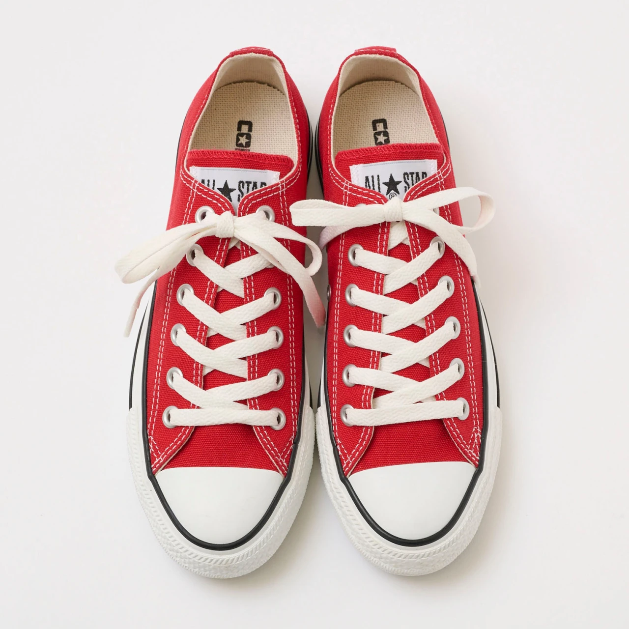 【コンバース】はき心地がUPしたオールスターの赤を年末年始のお出かけに! スニーカーの選び方も【きれいめ派の通勤・休日スニーカー】
